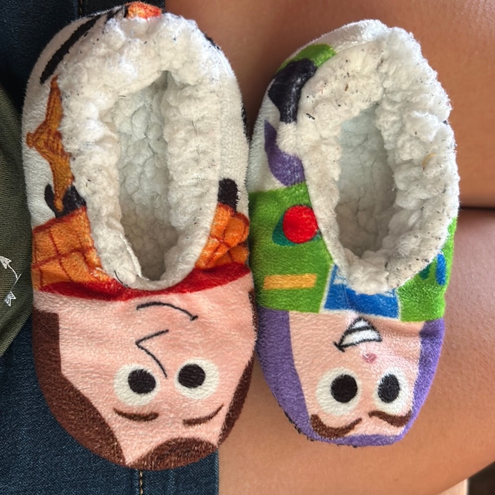 Buzz/woody slippers 5-6c
